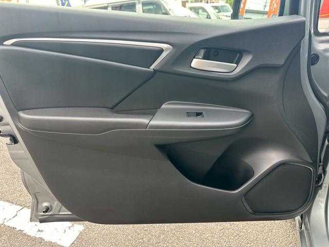 フィットハイブリッド Ｌパッケージ　ワンオーナー　屋内保管　純正ナビ　バックカメラ　ＥＴＣ　禁煙車　ＬＥＤヘッドライト　クルーズコントロール　あんしんＰＫＧ　コンフォートビューＰＫＧ（40枚目）