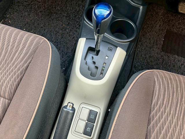 アクア Ｇ　ユーザー買取車　プッシュスタート　純正ナビ　　ワンオーナー　禁煙車（7枚目）