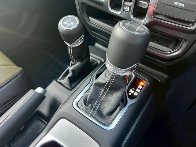 ジープ・ラングラーアンリミテッド サハラ　ＦＯＸサス　ＴＩＳアルミ　サイドオートステップ　　ワンオーナー　禁煙車　４ＷＤ　クルコン　ＢＳＭ　　　　シートヒーター　ドラレコ　ＥＴＣ（10枚目）