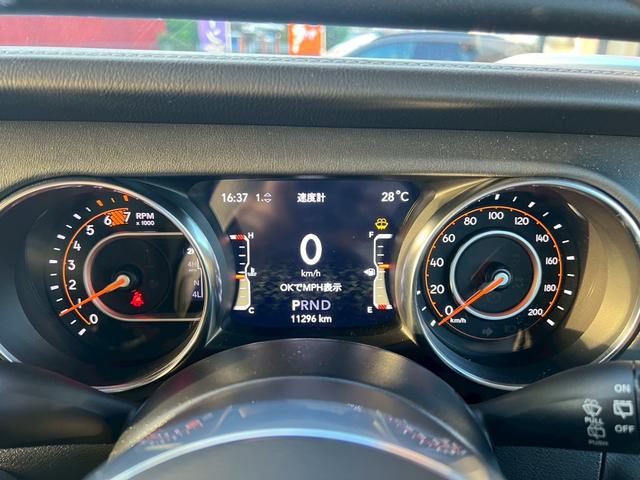 ジープ・ラングラーアンリミテッド サハラ　ＦＯＸサス　ＴＩＳアルミ　サイドオートステップ　　ワンオーナー　禁煙車　４ＷＤ　クルコン　ＢＳＭ　　　　シートヒーター　ドラレコ　ＥＴＣ（11枚目）