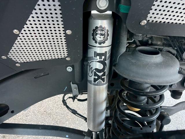 ジープ・ラングラーアンリミテッド サハラ　ＦＯＸサス　ＴＩＳアルミ　サイドオートステップ　　ワンオーナー　禁煙車　４ＷＤ　クルコン　ＢＳＭ　　　　シートヒーター　ドラレコ　ＥＴＣ（49枚目）