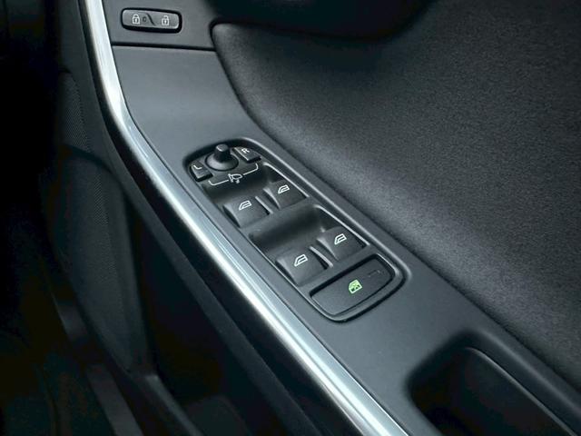 Ｖ６０ スポーツ　セーフティＰＫＧ　１オーナー　禁煙車　純正ナビ　純正ドラレコ　ユーザー買取（12枚目）