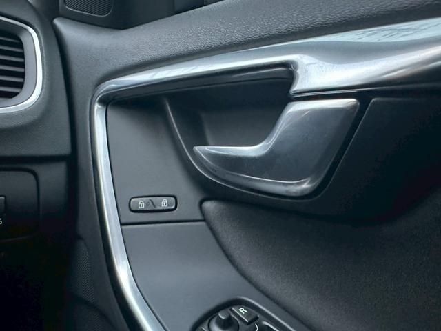 Ｖ６０ スポーツ　セーフティＰＫＧ　１オーナー　禁煙車　純正ナビ　純正ドラレコ　ユーザー買取（19枚目）