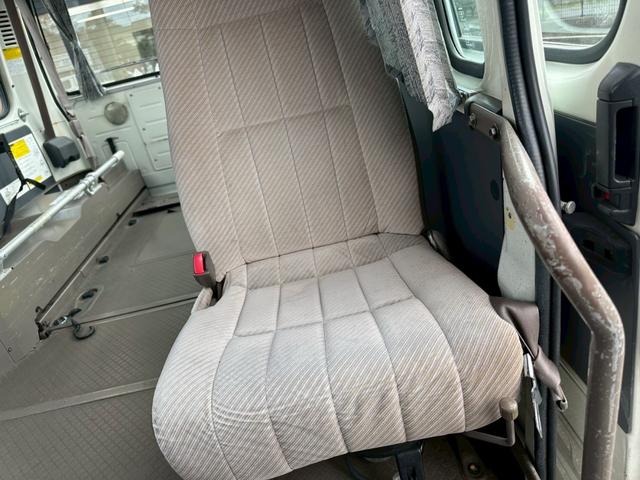 ハイエースコミューター スーパーロングDX ワンオーナー 福祉車両 車椅子2基 8人乗り バッテリー新品 ディーゼル(22枚目)