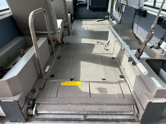 ハイエースコミューター スーパーロングDX ワンオーナー 福祉車両 車椅子2基 8人乗り バッテリー新品 ディーゼル(25枚目)