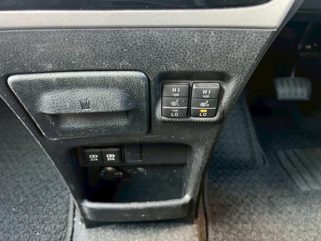 ヴォクシー ハイブリッドZS 煌 TRDエアロ 車高調 禁煙車 アルパインナビ 後席モニター 両側電動 レザー調シートカバー 衝突軽減 シートヒーター Bカメラ(17枚目)