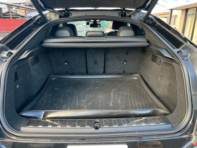 Ｘ６ ｘＤｒｉｖｅ　３５ｄ　Ｍスポーツ　スカイラウンジパノラマガラスルーフ／黒革シート／純正ＯＰ２２インチＡＷ／純正ナビ／全方位カメラ／ヘッドアップディスプレイ／シートヒーター／コンフォートアクセス／パワーバックドア（32枚目）