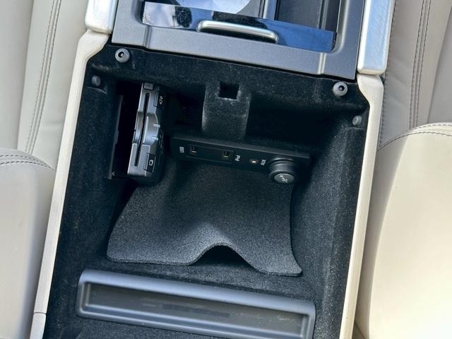 レンジローバーイヴォーク ピュア　４ＷＤ　パノラマガラスルーフ　レザーシート　パワーシート　パワーバックドア　オートクルーズ　純正ナビ（7枚目）