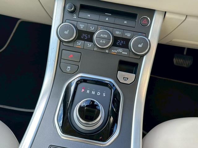 レンジローバーイヴォーク ピュア　４ＷＤ　パノラマガラスルーフ　レザーシート　パワーシート　パワーバックドア　オートクルーズ　純正ナビ（8枚目）