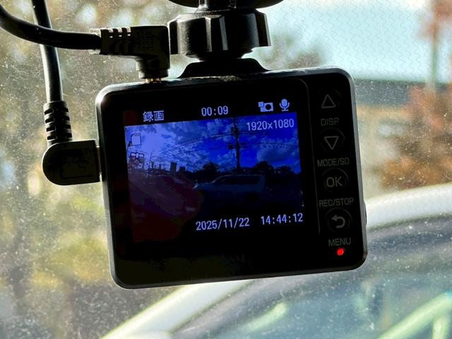 レンジローバーイヴォーク ピュア　４ＷＤ　パノラマガラスルーフ　レザーシート　パワーシート　パワーバックドア　オートクルーズ　純正ナビ（12枚目）