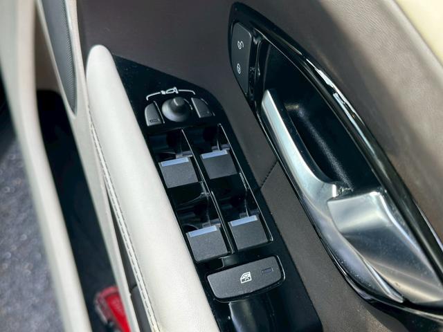 レンジローバーイヴォーク ピュア　４ＷＤ　パノラマガラスルーフ　レザーシート　パワーシート　パワーバックドア　オートクルーズ　純正ナビ（13枚目）