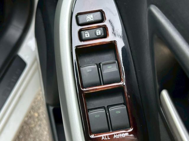 プリウス Ｓ　１オーナー　禁煙車　純正ナビ　レザーシートカバー　検Ｒ９／３　内装ウッドパネル　コーナーセンサー　ＥＴＣ　Ｂカメラ（9枚目）