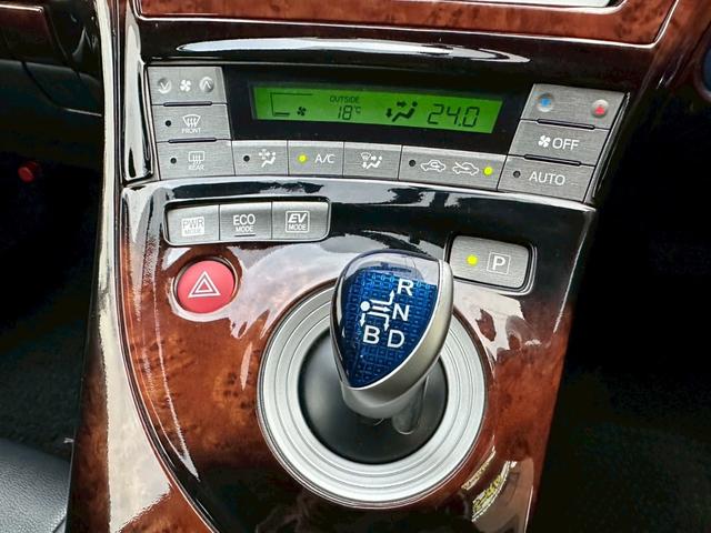 プリウス Ｓ　１オーナー　禁煙車　純正ナビ　レザーシートカバー　検Ｒ９／３　内装ウッドパネル　コーナーセンサー　ＥＴＣ　Ｂカメラ（10枚目）