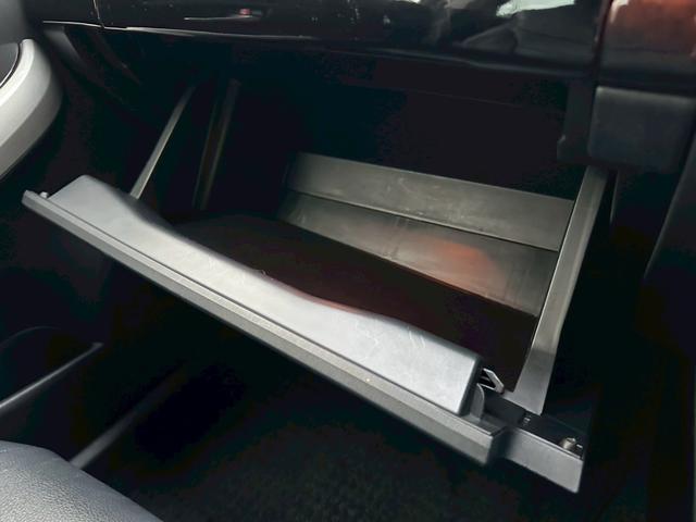プリウス Ｓ　１オーナー　禁煙車　純正ナビ　レザーシートカバー　検Ｒ９／３　内装ウッドパネル　コーナーセンサー　ＥＴＣ　Ｂカメラ（17枚目）