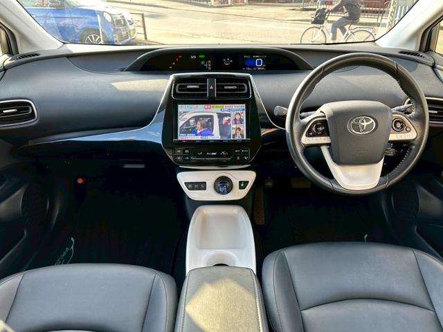 プリウス Ａツーリングセレクション　黒合皮シート／純正９インチＳＤナビ・地デジＴＶ／電動コーナーポール／バックモニター／ヘッドアップディスプレイ／純正１７インチＡＷ／純正ビルトインＥＴＣ／スマートキー（2枚目）