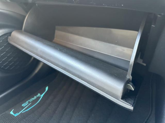 プリウス Ａツーリングセレクション　黒合皮シート／純正９インチＳＤナビ・地デジＴＶ／電動コーナーポール／バックモニター／ヘッドアップディスプレイ／純正１７インチＡＷ／純正ビルトインＥＴＣ／スマートキー（16枚目）