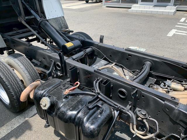 エルフトラック ダンプ２．０ｔ　高床　２．０ｔ　ダンプ　パワーステアリング　エアバック　エアコン　色シロ　走行距離９０９００ｋｍ　燃料ディーゼル　シフトフロア５速ＭＴ（25枚目）