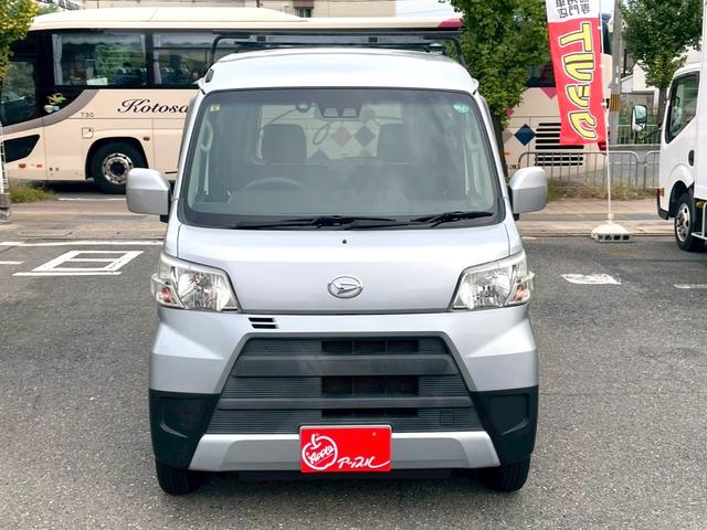 ハイゼットカーゴ クルーズＳＡＩＩＩ　ＥＴＣ　バックカメラ　キーレス　衝突被害軽減ブレーキ　横滑り防止装置　オートマチックハイビーム　電動格納ミラー　アイドリングストップ付　ＡＢＳ　タイミングチェーン　パワーウインドウ　軽バン　軽箱（8枚目）