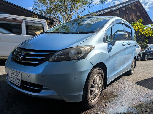 フリード Ｇ　ジャストセレクション　ブリジストン製アルミホイール　電動スライドドア　７人乗り　ナビ　バックカメラ　ＥＴＣ（4枚目）