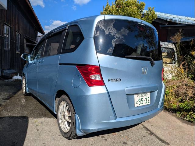 フリード Ｇ　ジャストセレクション　ブリジストン製アルミホイール　電動スライドドア　７人乗り　ナビ　バックカメラ　ＥＴＣ（5枚目）