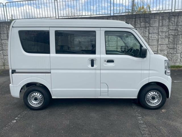 エブリイ ＰＡ　４ＷＤ　衝突被害軽減ブレーキ　レーンキープアシスト　パーキングセンサー　オートライト　両側スライドドア　ＦＭ／ＡＭラジオ　アイドリングストップ　横滑り防止機能　マニュアルエアコン　パワーステアリング（9枚目）