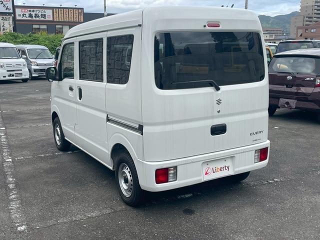 エブリイ ＰＡ　４ＷＤ　衝突被害軽減ブレーキ　レーンキープアシスト　パーキングセンサー　オートライト　両側スライドドア　ＦＭ／ＡＭラジオ　アイドリングストップ　横滑り防止機能　マニュアルエアコン　パワーステアリング（11枚目）