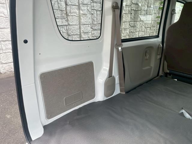 エブリイ ＰＡ　４ＷＤ　衝突被害軽減ブレーキ　レーンキープアシスト　パーキングセンサー　オートライト　両側スライドドア　ＦＭ／ＡＭラジオ　アイドリングストップ　横滑り防止機能　マニュアルエアコン　パワーステアリング（17枚目）