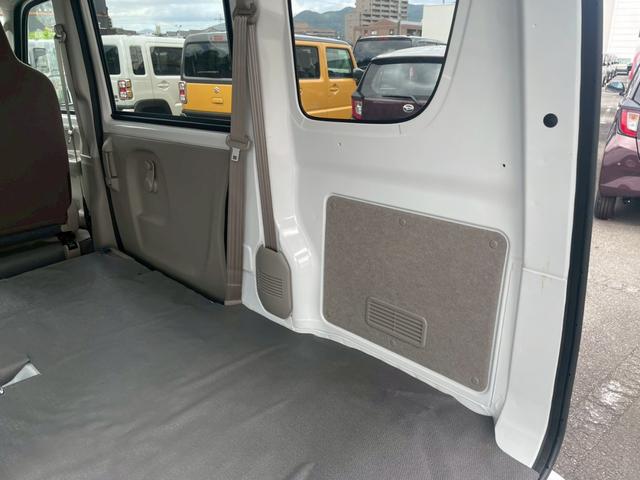 エブリイ ＰＡ　４ＷＤ　衝突被害軽減ブレーキ　レーンキープアシスト　パーキングセンサー　オートライト　両側スライドドア　ＦＭ／ＡＭラジオ　アイドリングストップ　横滑り防止機能　マニュアルエアコン　パワーステアリング（18枚目）