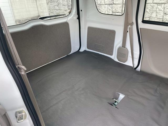 エブリイ ＰＡ　４ＷＤ　衝突被害軽減ブレーキ　レーンキープアシスト　パーキングセンサー　オートライト　両側スライドドア　ＦＭ／ＡＭラジオ　アイドリングストップ　横滑り防止機能　マニュアルエアコン　パワーステアリング（27枚目）