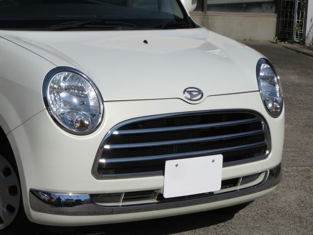 年数経過で黄ばみやくすみが避けられないヘッドライト。サンドペーパーからポリッシャーと順にしっかりと磨き上げ、業務用ヘッドライトコーティングを塗布。