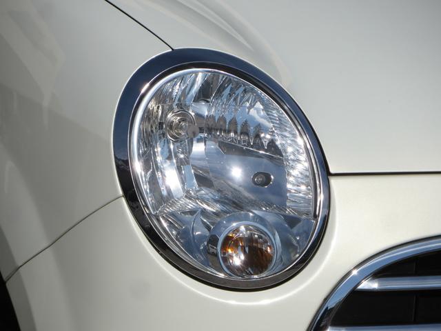 年数経過で黄ばみやくすみが避けられないヘッドライト。サンドペーパーからポリッシャーと順にしっかりと磨き上げ、業務用ヘッドライトコーティングを塗布。