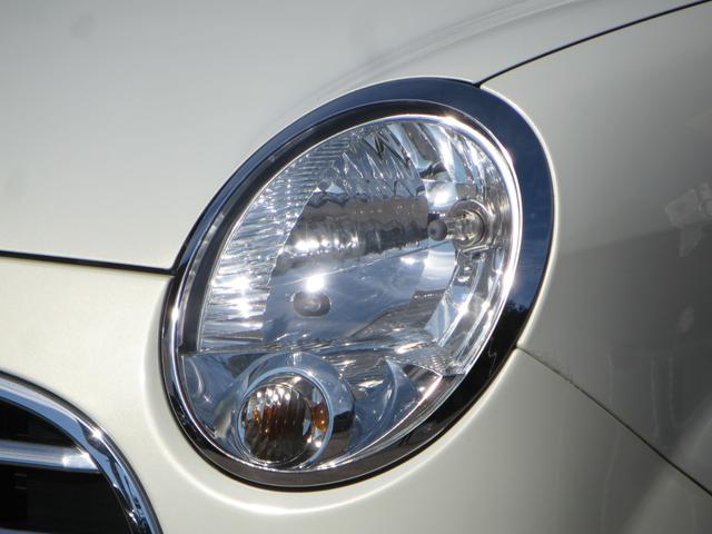 年数経過で黄ばみやくすみが避けられないヘッドライト。サンドペーパーからポリッシャーと順にしっかりと磨き上げ、業務用ヘッドライトコーティングを塗布。