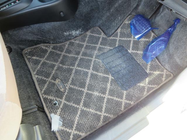 フロアマット。全席分取り外し、丸洗いからスチームクリーナー、更に業務用リンスクリーナーで仕上げて数日天日干ししてあります。