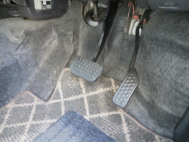 アクセル＆ブレーキペダルはブラシでシュカシュカ、土禁レベルまで美しく！