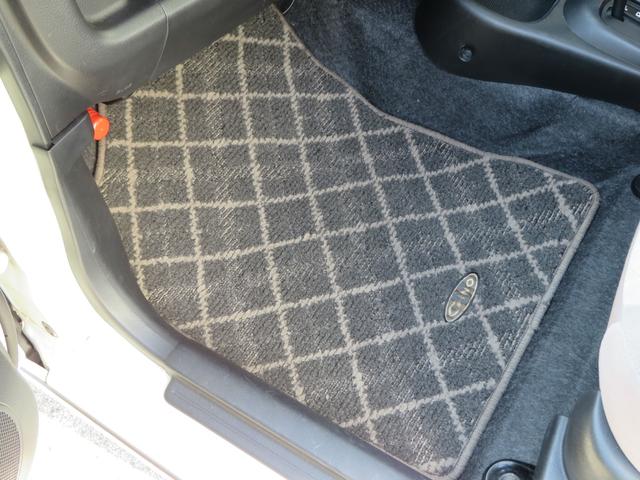 フロアマット。全席分取り外し、丸洗いからスチームクリーナー、更に業務用リンスクリーナーで仕上げて数日天日干ししてあります。