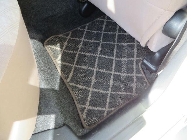 フロアマット。全席分取り外し、丸洗いからスチームクリーナー、更に業務用リンスクリーナーで仕上げて数日天日干ししてあります。