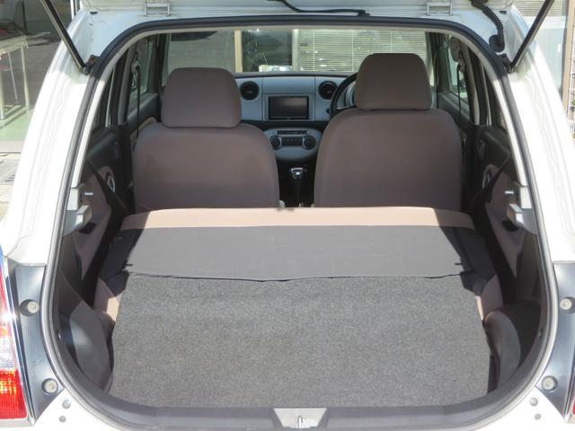 リアシートは座面そのまま背もたれのみ倒せます。