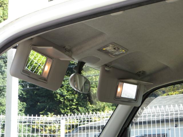運転席助手席サンバイザーには照明付きバニティーミラー！