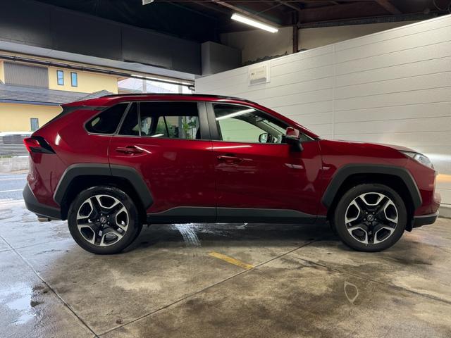 ＲＡＶ４ アドベンチャー　純正デイスプレイオーディオ　ＥＴＣ　ＬＥＤヘッドライト　デジタルインナーミラー　ブレーキアシスト　　プッシュスタート　ステアリングヒーター　Ｂｌｕｅｔｏｏｔｈ　合皮シート　スペアタイヤ（9枚目）