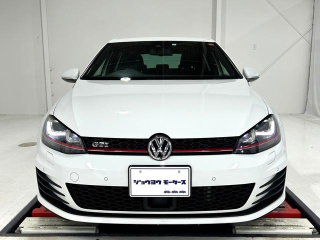 ゴルフＧＴＩ ベースグレード　禁煙車／衝突軽減ブレーキ／追従機能／純正ナビ／地デジＴＶ／ＥＴＣ／Ｂｌｕｅｔｏｏｔｈ／純正１８インチアルミ／ＤＣＣ／ＨＩＤヘッドライト／パドルシフト／オートエアコン／プッシュスタート／スマートキー（2枚目）