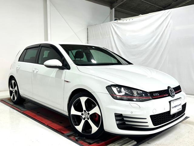 ゴルフＧＴＩ ベースグレード　禁煙車／衝突軽減ブレーキ／追従機能／純正ナビ／地デジＴＶ／ＥＴＣ／Ｂｌｕｅｔｏｏｔｈ／純正１８インチアルミ／ＤＣＣ／ＨＩＤヘッドライト／パドルシフト／オートエアコン／プッシュスタート／スマートキー（3枚目）