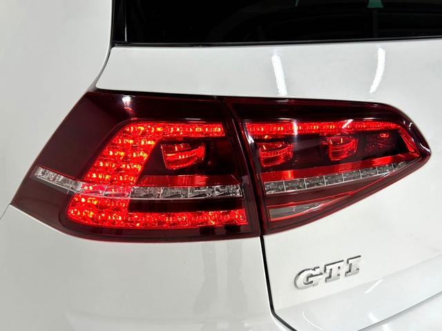 ゴルフＧＴＩ ベースグレード　禁煙車／衝突軽減ブレーキ／追従機能／純正ナビ／地デジＴＶ／ＥＴＣ／Ｂｌｕｅｔｏｏｔｈ／純正１８インチアルミ／ＤＣＣ／ＨＩＤヘッドライト／パドルシフト／オートエアコン／プッシュスタート／スマートキー（54枚目）