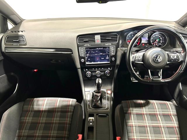 ゴルフＧＴＩ ベースグレード　禁煙車／衝突軽減ブ追従機能／純正ナビ／地デジＴＶ／バックカメラ／ＥＴＣ／純正１８インチアルミ／ローダウン／ＨＩＤヘッドライト／オートライト／パドルシフト／スマートキー／プッシュスタート（7枚目）