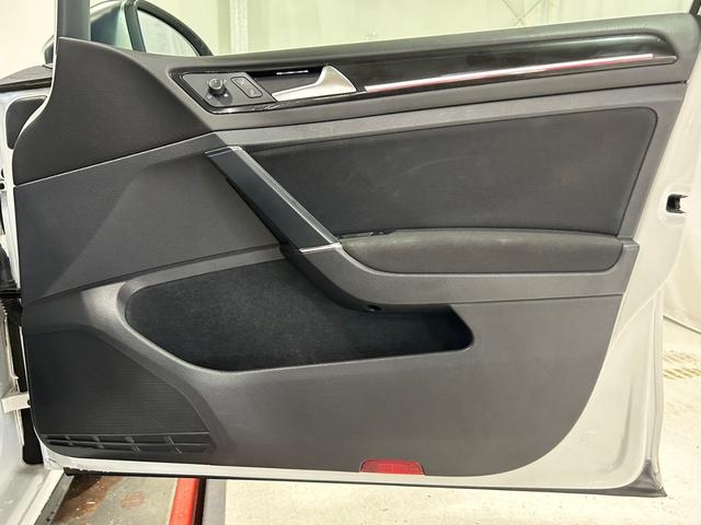 ゴルフＧＴＩ ベースグレード　禁煙車／衝突軽減ブ追従機能／純正ナビ／地デジＴＶ／バックカメラ／ＥＴＣ／純正１８インチアルミ／ローダウン／ＨＩＤヘッドライト／オートライト／パドルシフト／スマートキー／プッシュスタート（26枚目）