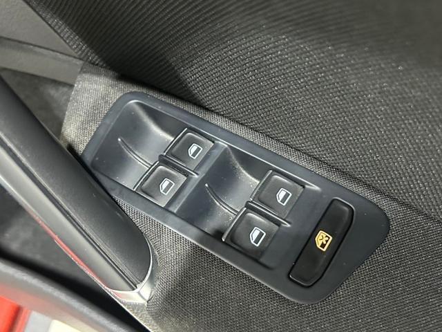 ゴルフＧＴＩ ベースグレード　禁煙車／衝突軽減ブ追従機能／純正ナビ／地デジＴＶ／バックカメラ／ＥＴＣ／純正１８インチアルミ／ローダウン／ＨＩＤヘッドライト／オートライト／パドルシフト／スマートキー／プッシュスタート（33枚目）
