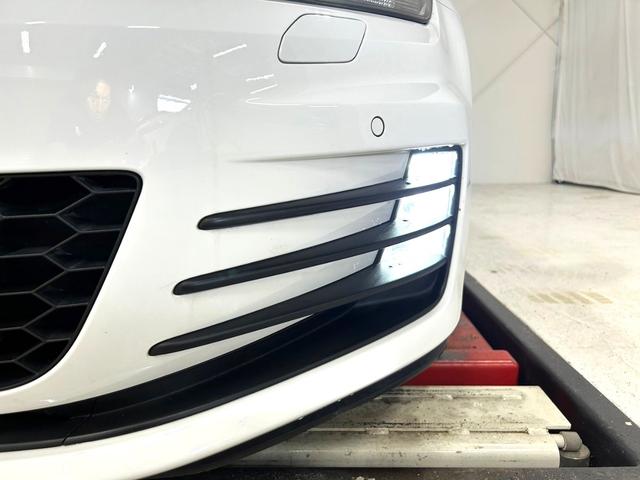 ゴルフＧＴＩ ベースグレード　禁煙車／衝突軽減ブ追従機能／純正ナビ／地デジＴＶ／バックカメラ／ＥＴＣ／純正１８インチアルミ／ローダウン／ＨＩＤヘッドライト／オートライト／パドルシフト／スマートキー／プッシュスタート（50枚目）