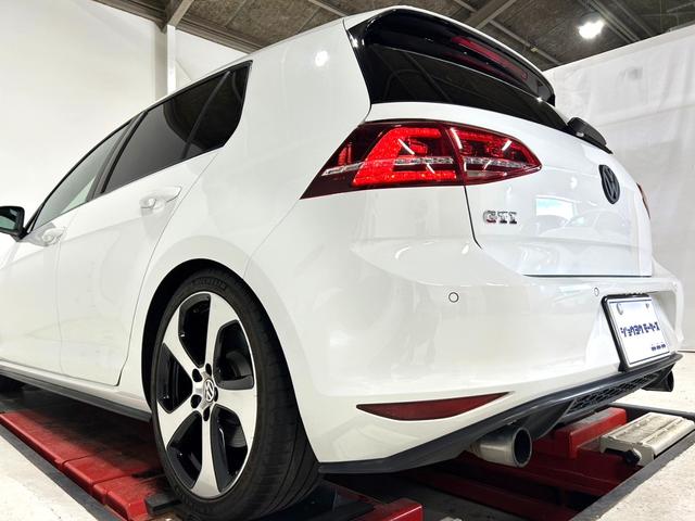 ゴルフＧＴＩ ベースグレード　禁煙車／衝突軽減ブ追従機能／純正ナビ／地デジＴＶ／バックカメラ／ＥＴＣ／純正１８インチアルミ／ローダウン／ＨＩＤヘッドライト／オートライト／パドルシフト／スマートキー／プッシュスタート（65枚目）