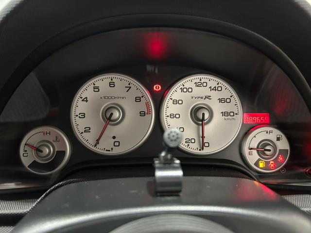 インテグラ タイプＲ　６速ＭＴ／無限エアクリーナー／ＳＳＲ１７インチアルミ／車高調／ＲＥＣＡＲＯフルバケシート／ＭＯＭＯステアリング／社外タワーバー／ＡＰ　ＲＡＣＩＮＧキャリパー／社外マフラー／ＨＩＤ／ＥＴＣ／キーレス（17枚目）