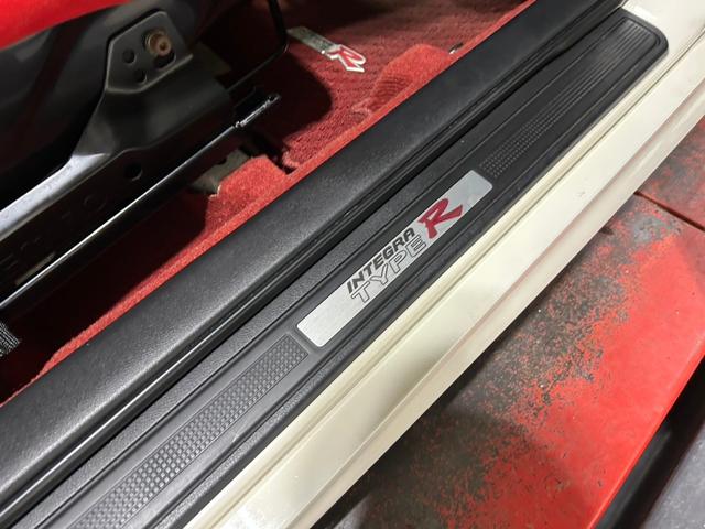 インテグラ タイプＲ　６速ＭＴ／無限エアクリーナー／ＳＳＲ１７インチアルミ／車高調／ＲＥＣＡＲＯフルバケシート／ＭＯＭＯステアリング／社外タワーバー／ＡＰ　ＲＡＣＩＮＧキャリパー／社外マフラー／ＨＩＤ／ＥＴＣ／キーレス（41枚目）