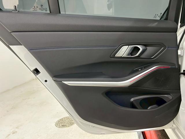 ３シリーズ ３２０ｄ　ｘＤｒｉｖｅツーリング　Ｍスポーツ　ワンオーナー／禁煙車／衝突軽減ブレーキ／追従機能／レーンキープ／純正ナビ／バックカメラ／Ｂｌｕｅｔｏｏｔｈ／ＥＴＣ／純正１９インチアルミ／ハーフレザー／シートヒーター／パワーバックドア／パドルシフト（32枚目）